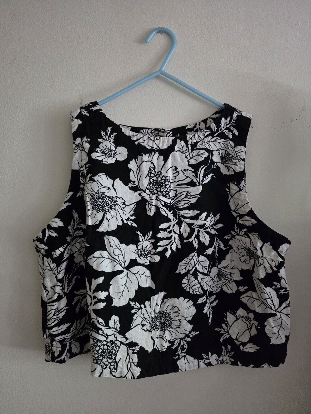 Old Navy Black and White Floral Cropped Tank